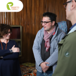 Presidente Progetto Tenda che parla con persona